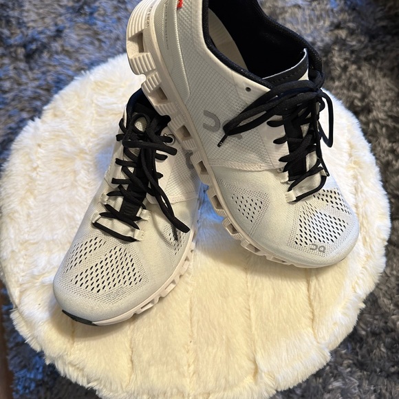 On Cloud Tennis Shoes 7.5 - Picture 2 of 4